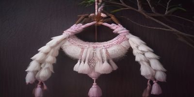 Macramé马克拉梅壁挂制作绳艺视频，白色棉绳在木棒上编织出几何图案，现代北欧风格